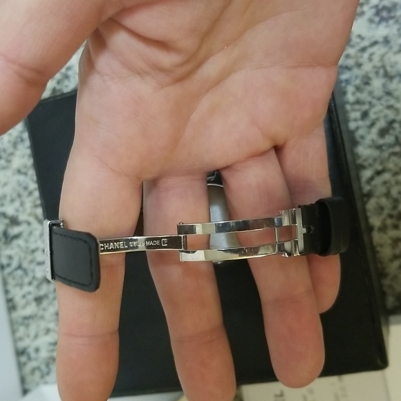 Chanel Iconic J12 Quartz 33mm watch - Picture 8 of 16